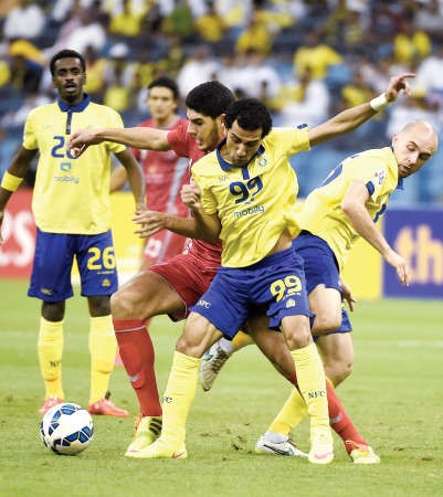 مهاجم النصر حسب الراهب يحاول الوصول للكرة قبل لاعب لخويا ياسر احمد