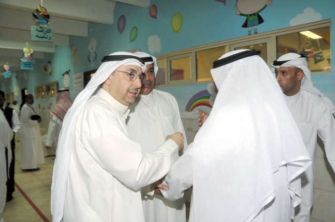 راشد بورسلي خلال حديثه مع عدد من الناخبين