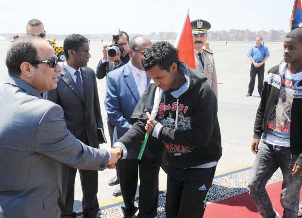 الرئيس المصري عبد الفتاح السيسي مستقبلا الاثيوبيين المحررين في مطار القاهرة امسافپ