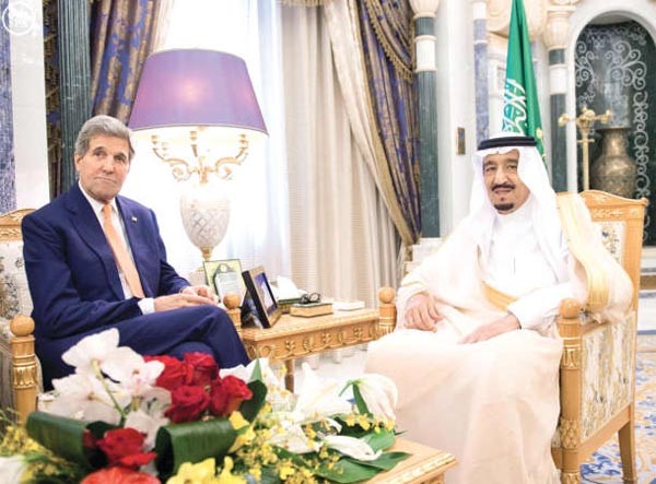 خادم الحرمين الشريفين الملك سلمان بن عبد العزيز مستقبلا جون كيري في مكتبه بقصر اليمامة امس	 واس