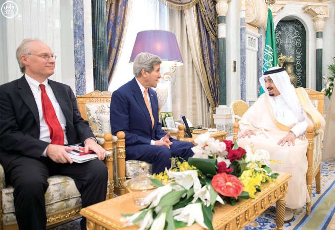 خادم الحرمين الشريفين الملك سلمان بن عبدالعزيز مستقبلا في مكتبه بقصر اليمامة وزير الخارجية الاميركي جون كيري امسواس﻿
