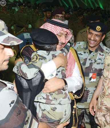 سمو ولي العهد خلال لقائه ابناء الشهداء ضمن فعاليات التمرين المشترك صولة الحق 7 مساء امس الاولواس﻿