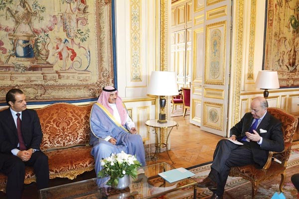 جانب من الاجتماع بين الشيخ صباح الخالد ولوران فابيوس ويبدو السفير علي السعيد