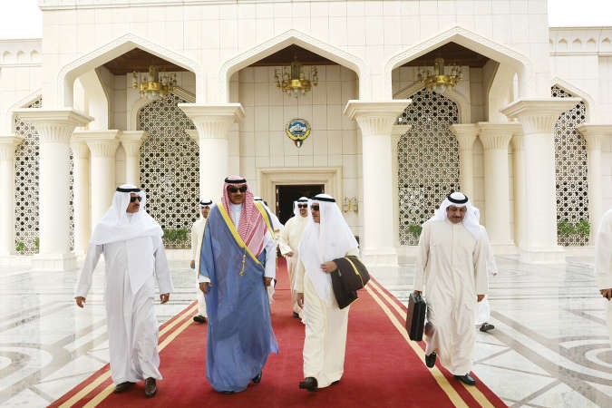 الشيخ صباح الخالد اثناء مغادرته الى العاصمة الفرنسية باريس