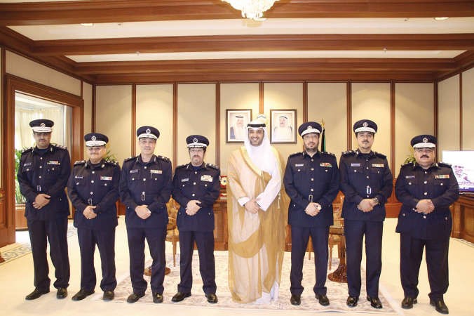 وزير الدولة متوسطا مدير عام الادارة العامة للاطفاء والضباط المرقين﻿