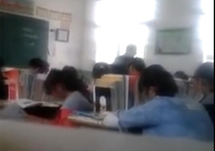 بالفيديو.. شاهد ماذا فعل مدرس في طالبة داخل الفصل 