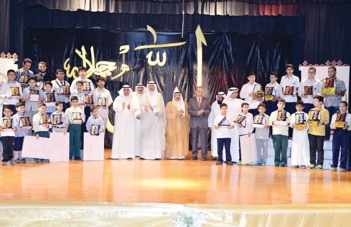 محافظ الاحمدي الشيخ فواز الخالد مع اوائل الفائزين