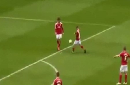 بالفيديو.. لاعب شاب يبتكر طريقة خرافية لتنفيذ الركلة الحرة! 