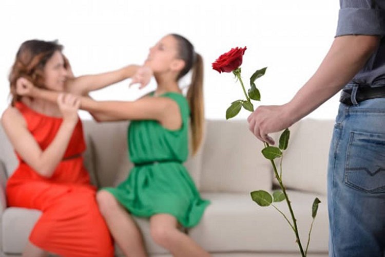 4- شجار ام وابنتها على علاقة بنفس الرجل
