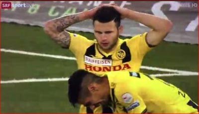 الصدمة على وجه اللاعب زميليه بعد الفرصة الضائعة