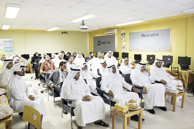 الشيخ مبارك وادارة المدرسة وجانب من الحضور