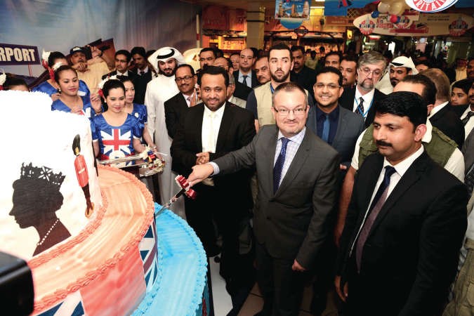 السفير البريطاني ماثيو لودج يقطع كيكة الحفل