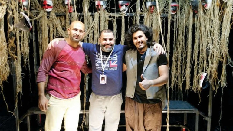  ويتوسط بطل المسرحية محمد اكبر ومنفذ السينوغرافيا د فهد المذن﻿