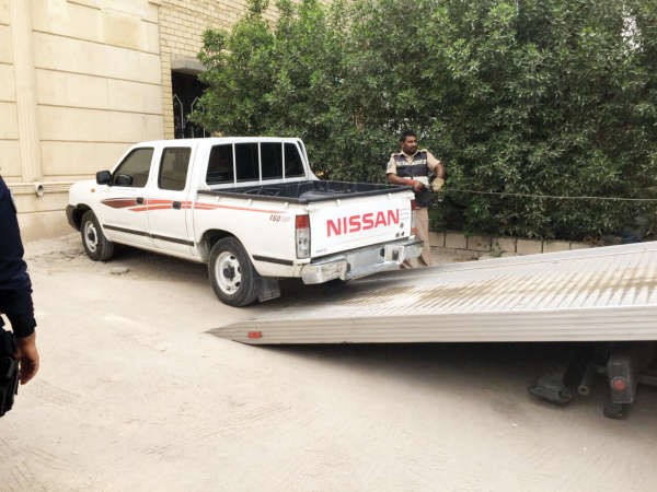 رجل مرور يقوم بالاشراف على سحب الوانيت 