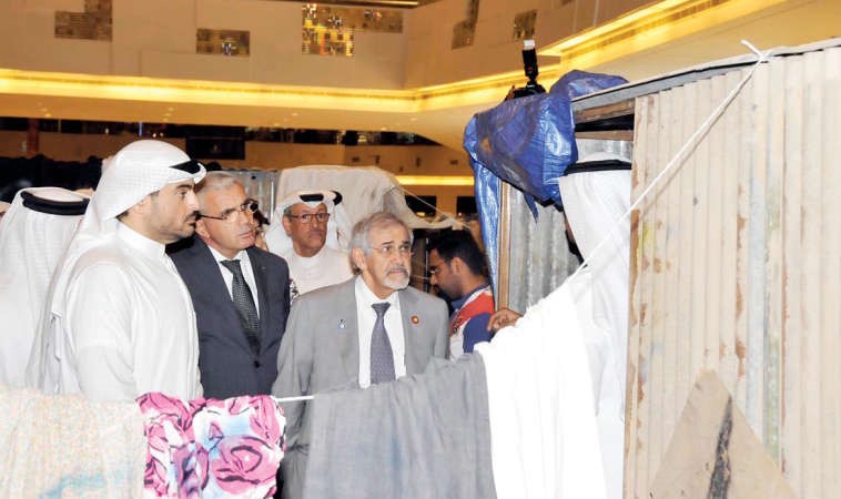 د هلال الساير وعمر قتيبة الغانم وجانب من الجولة في المعرض﻿