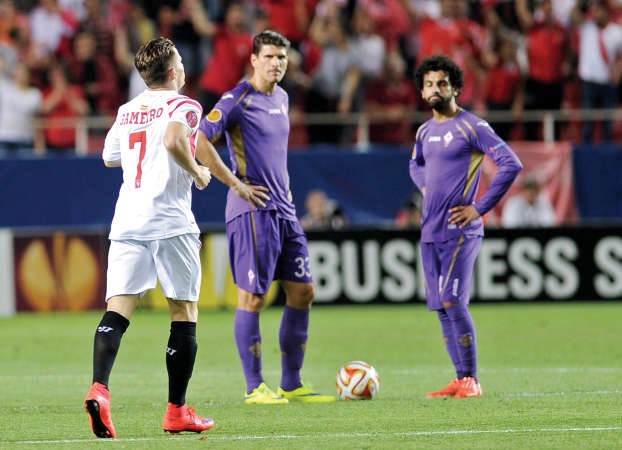 الصدمة على وجه مهاجمي فيورنتينا محمد صلاح وماريو غوميزافپ