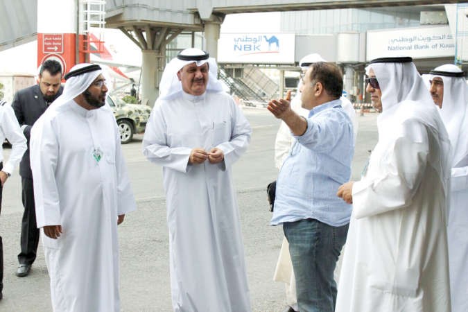 الوزير الكندري يستمع الى شرح حول المشاريع الجاري تنفيذها في المطار﻿
