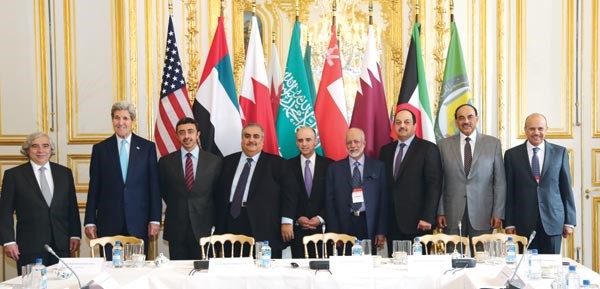وزير الخارجية الاميركي جون كيري خلال اللقاء مع الشيخ صباح الخالد ووزراء خارجية دول مجلس التعاون بحضور امين عام المجلس عبداللطيف الزياني ووزير الطاقة الاميركي ارنست مونيز