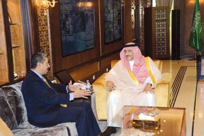 صاحب السمو الملكي الامير محمد بن نايف بن عبدالعزيز ولي العهد نائب رئيس مجلس الوزراء وزير الداخلية مستقبلا نائب الرئيس رئيس الوزراء اليمني خالد محفوظ بحاح 	واس﻿