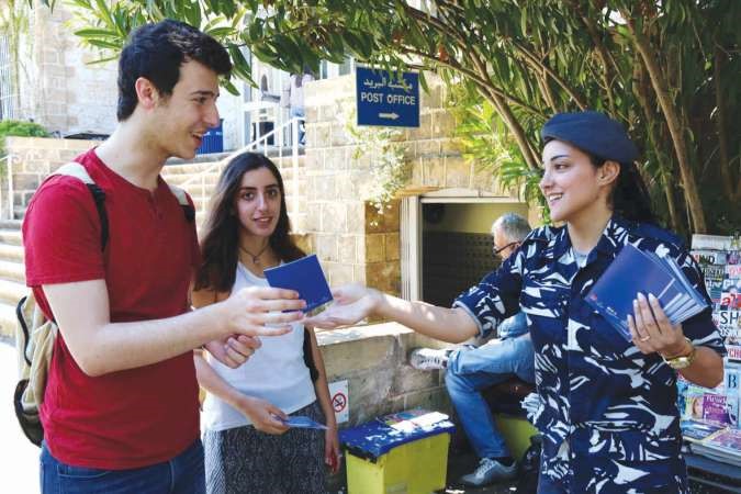 قوى الامن الداخلي توزع منشورات توعوية عن قانون السير الجديد على طلاب الجامعات محمود الطويل