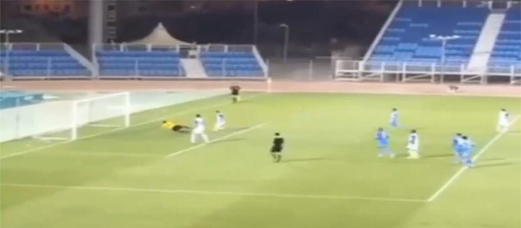 بالفيديو.. اغرب ركلة جزاء بعالم كرة القدم.. لاعبان يتشاركان بتنفيذها بالدوري البحريني