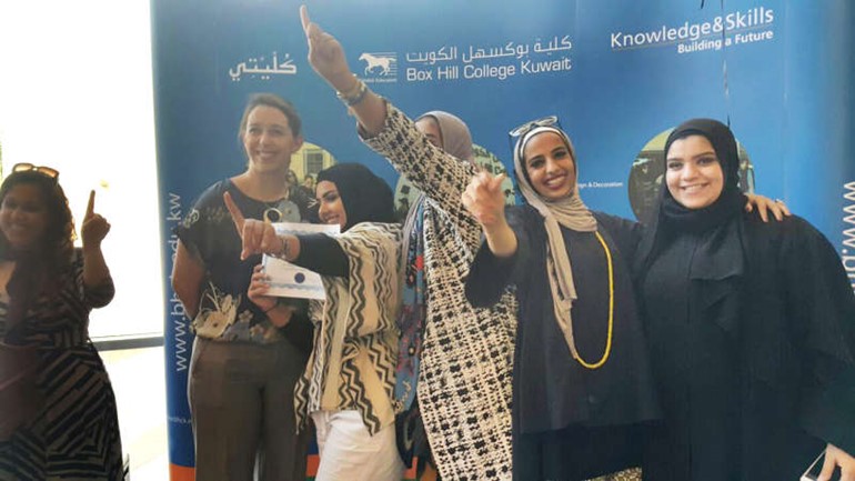 جانب من الطالبات المشاركات بالمسابقة﻿