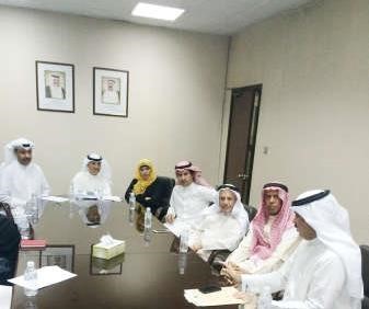 مبدر السلمان ومجابر ابو الحسن ومعمار المقطوف وعدد من المهندسين خلال الاجتماع