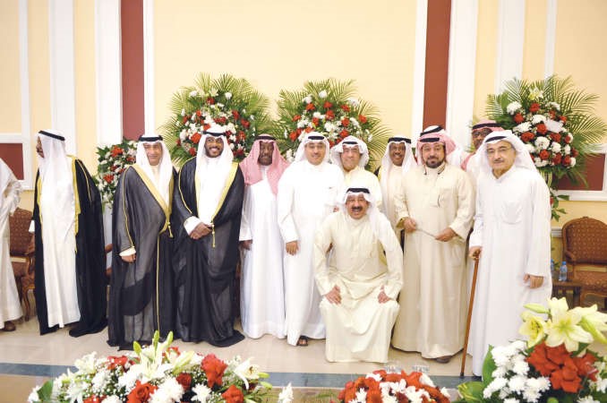 المعرس فهد سعد مع الاصدقاء في لقطة تذكارية