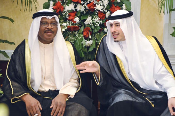 احمد الحمد في حديث مع والد المعرس سعد سعيد