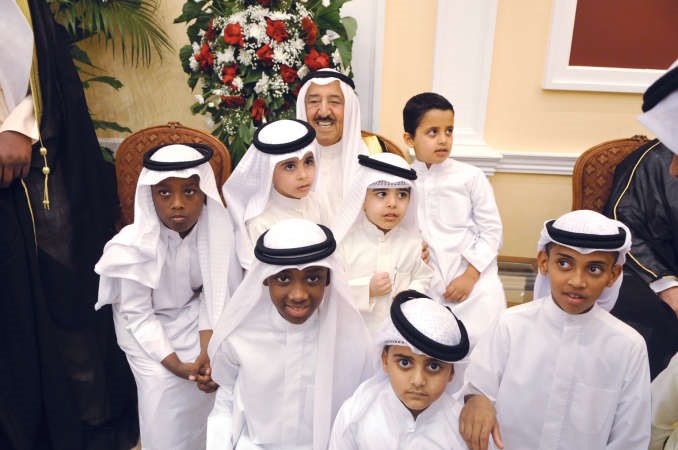 صاحب السمو الامير الشيخ صباح الاحمد ولقطة ابوية مع عدد من الاطفال