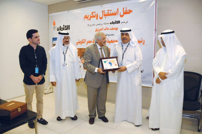 دهلال الساير مكرما الزميل عدنان الراشد