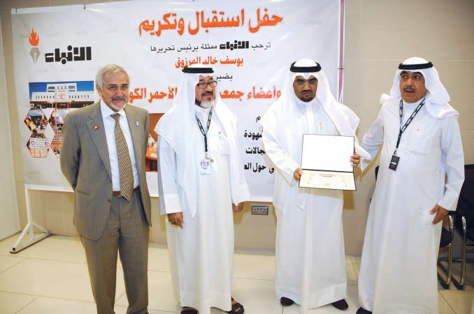 الزميل عدنان الراشد مكرما منهل العنزي