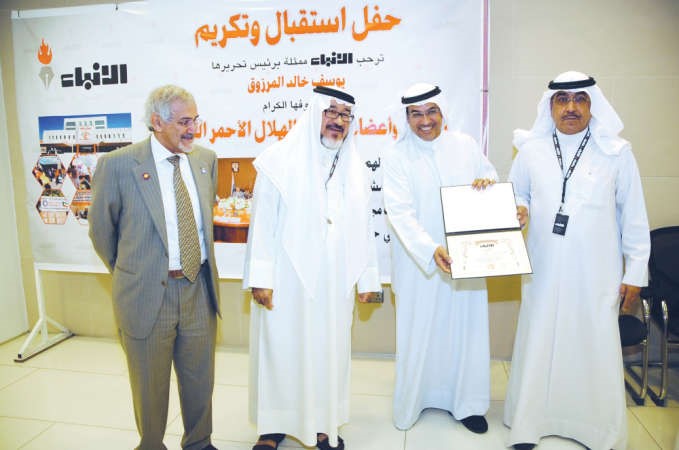 الزميلان عدنان الراشد ويوسف عبدالرحمن يكرمان خالد الزيد