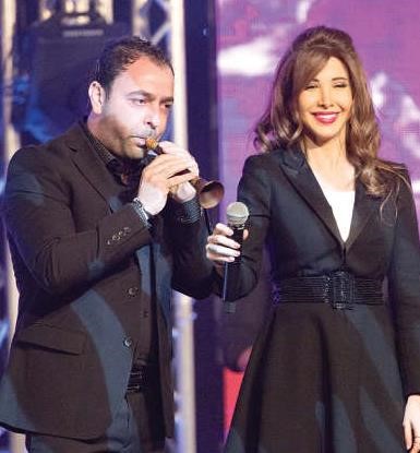 نانسي وانسجام اثناء تقديمها لاغنياتها
