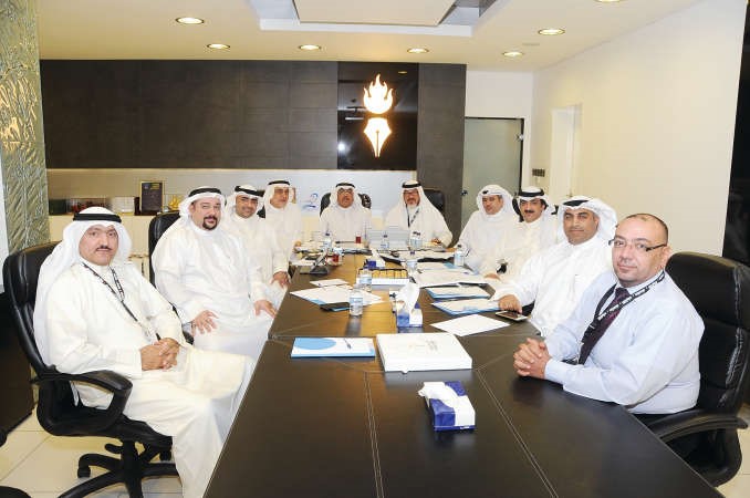 المشاركون في الندوة مع الزملاء نائب رئيس التحرير عدنان الراشد ومستشار الادارة العامة يوسف عبدالرحمن وسكرتير تحرير الشؤون البرلمانية حسين الرمضان والزميل اسامة ديابهاني الشمري