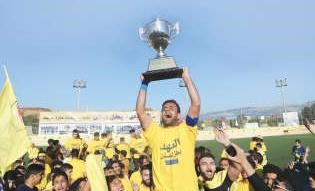 كابتن العهد عباس عطوي اونيكا يرفع كاس بطولة الدوري