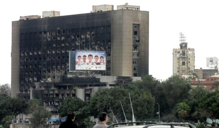 الجيش يتسلم مقر حزب مبارك المحترق تمهيداً لهدمه