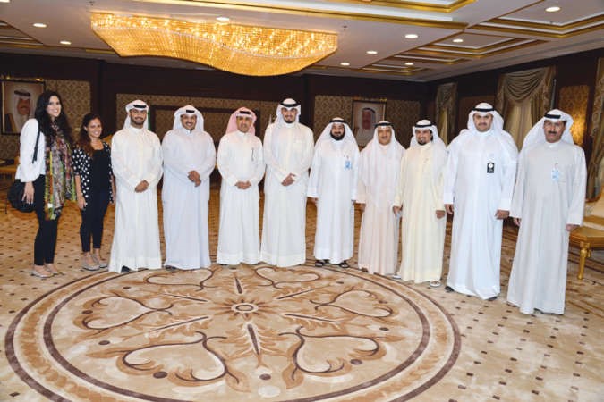 اللواء علي الديحاني وعلي حسن ومديرو ادارات محافظة الفروانية واعضاء مشروع ريفود