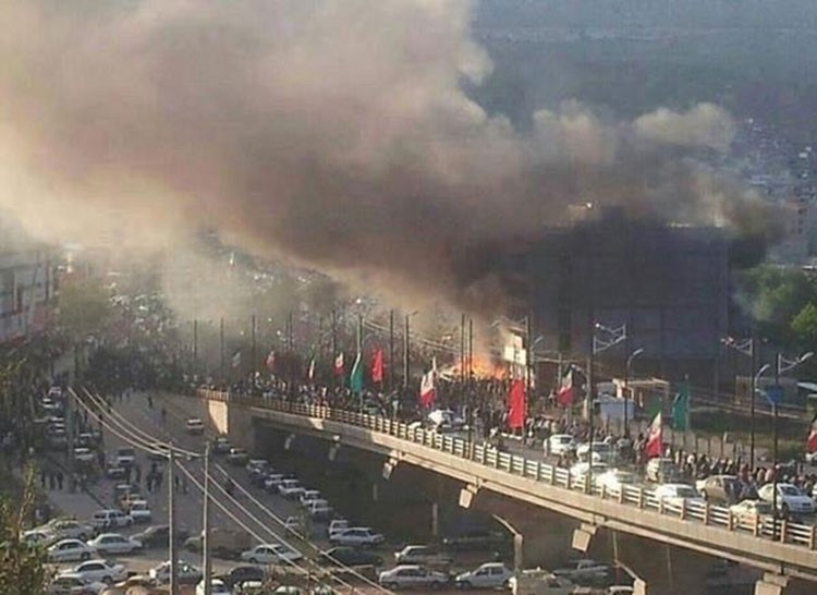 بالفيديو.. مدينة إيرانية تشتعل بالمظاهرات.. بعد انتحار فتاة هربا من اغتصاب ضابط