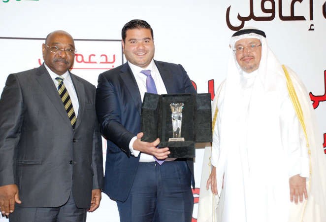 دعادل الفلاح ود محمد الخشتي يسلمان نواف ناجيا الجائزة 