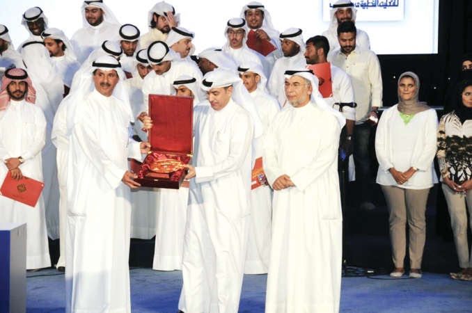 درع تكريمية لـوربة تقديرا لرعايته حفل التربية الاساسية﻿