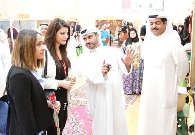  وجانب من جولتهم في مهرجان الامل للتراث الشعبي
