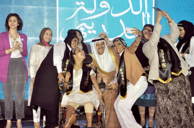 سيلفي للشيخ سلمان الحمود مع عدد من المكرمات﻿