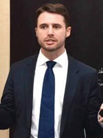 ادم تشاليس ﻿