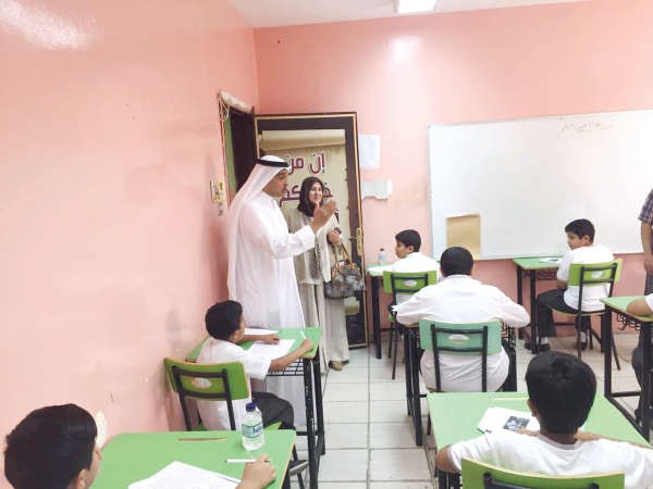 فاطمة الكندري وبدر الهاجري في جولة على احدى لجان الاختبارات في مدرسة ابن طفيل﻿