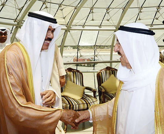 صاحب السمو الامير الشيخ صباح الاحمد مصافحا سمو ولي العهد﻿