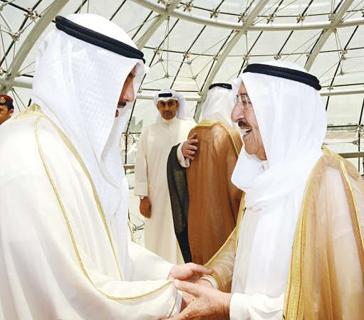 صاحب السمو الامير مصافحا مرزوق الغانم﻿