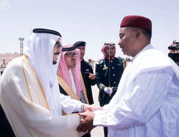 خادم الحرمين الشريفين الملك سلمان بن عبدالعزيز مستقبلا رئيس النيجر ايسوفو محمدو بمطار قاعدة الرياض الجوية واس