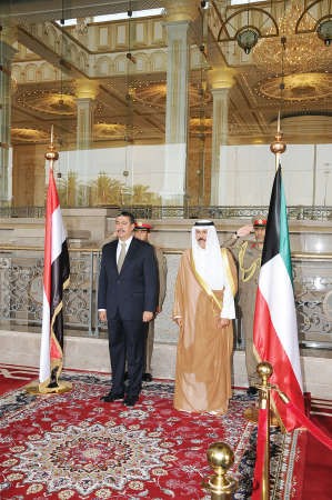 سمو نائب الامير وولي العهد الشيخ نواف الاحمد ونائب الرئيس اليمني خالد بن محفوظ بحاح خلال مراسم الاستقبال الرسمي بقصر بيان﻿