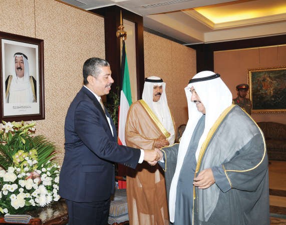 سمو الشيخ ناصر المحمد مصافحا د خالد بن محفوظ بحاح﻿